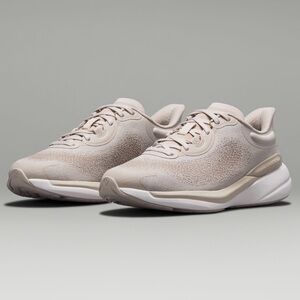 LULULEMON• Chargefeel workout low 2